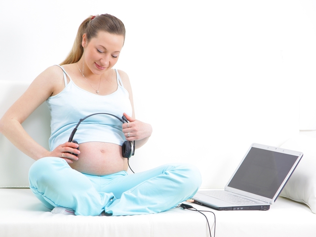 беременная слушает музыку