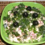 Слоеный салат с курицей и грибами