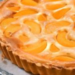 Творожный пирог с персиками