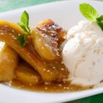 Жареные бананы с кунжутом и мороженым