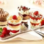 Домашнее мороженое с клубникой и шоколадом