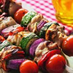 Ароматный шашлык из курицы с овощами